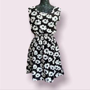 Liva Girl Black & White Daisy Print Dress - NWOT